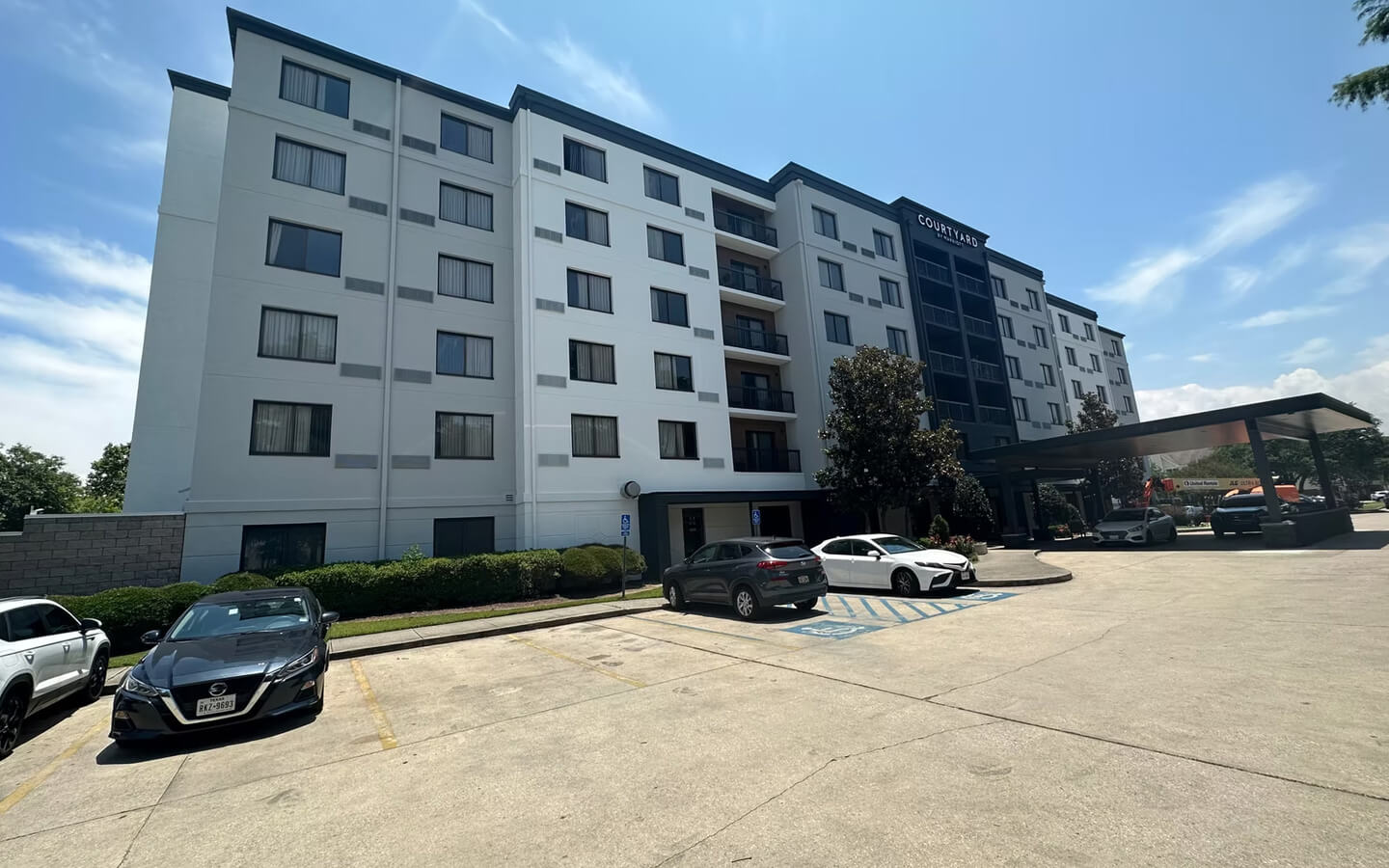 metairie-la-courtyard